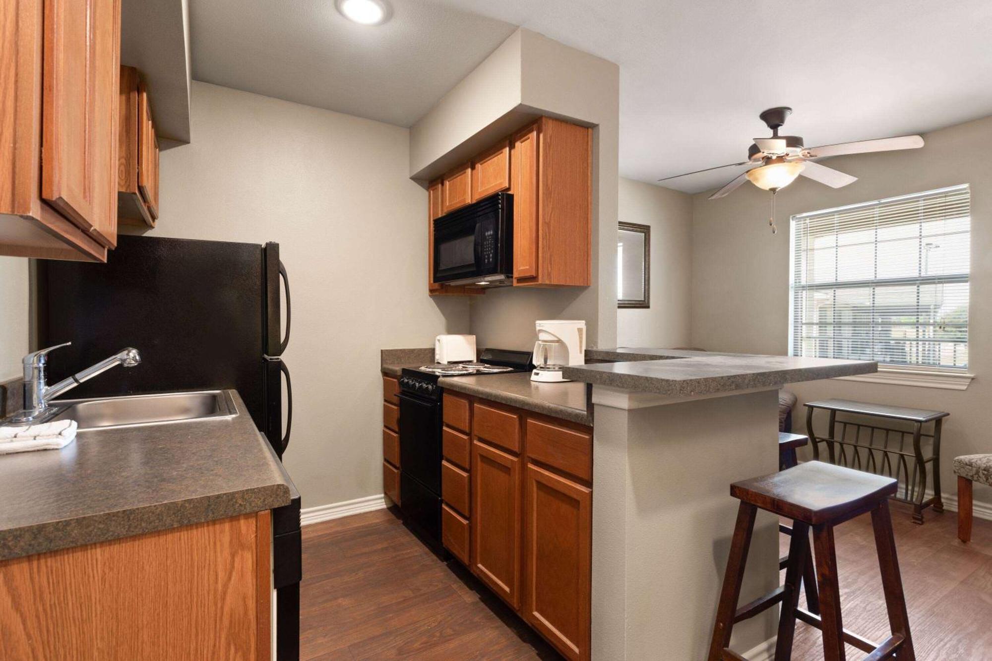 Eagle'S Den Suites Cotulla A Travelodge By Wyndham Exteriér fotografie