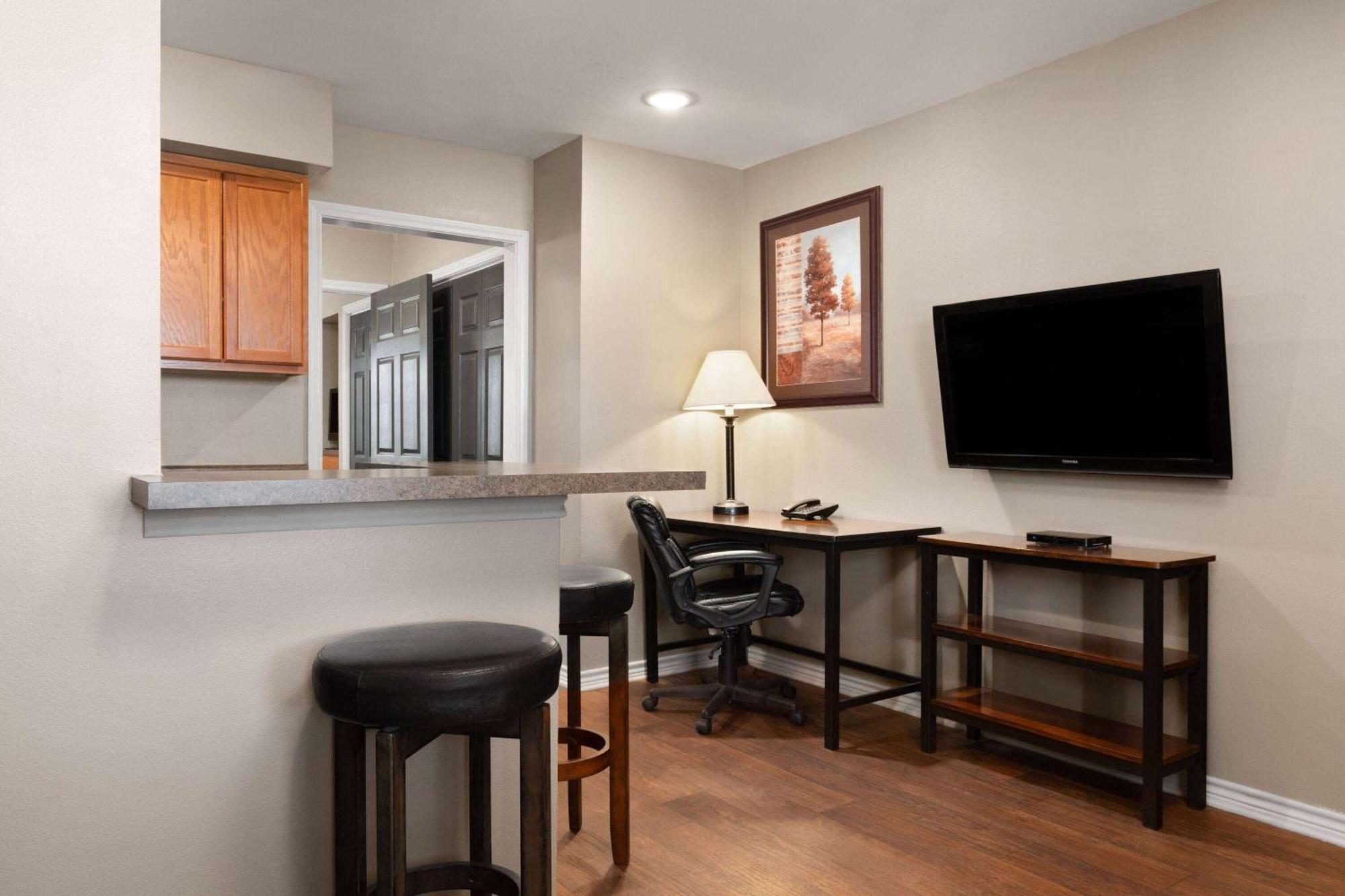 Eagle'S Den Suites Cotulla A Travelodge By Wyndham Exteriér fotografie