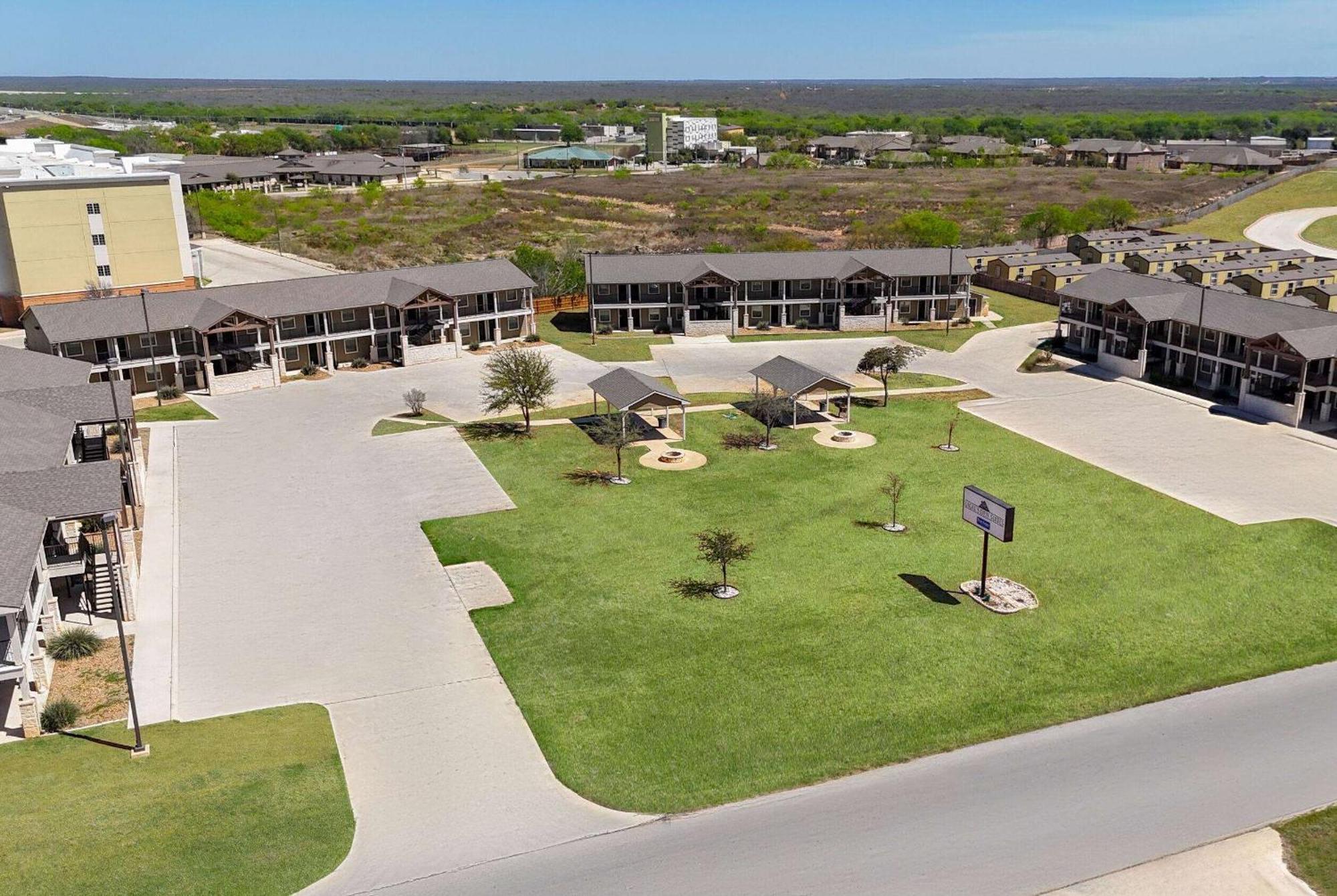 Eagle'S Den Suites Cotulla A Travelodge By Wyndham Exteriér fotografie