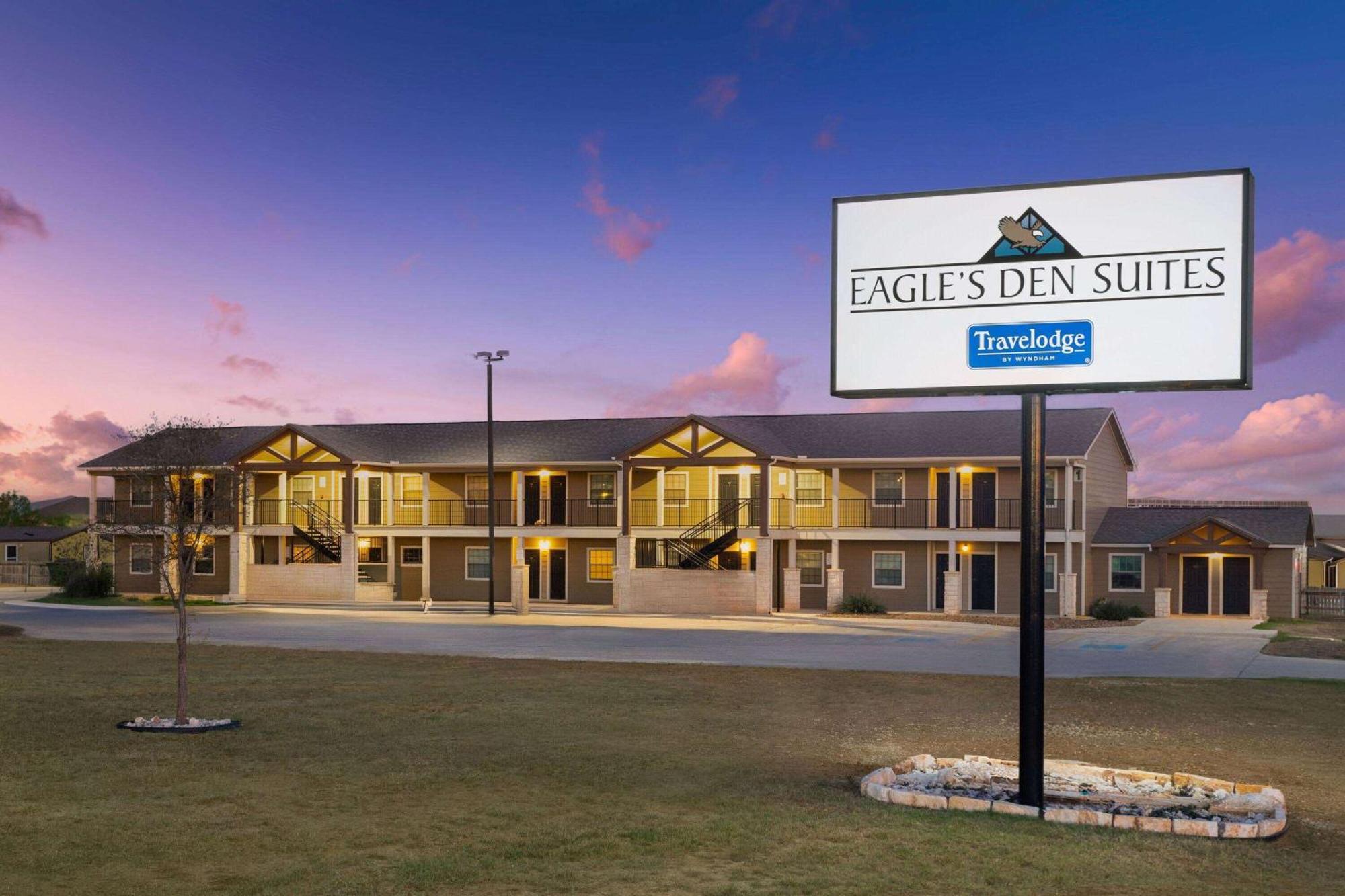 Eagle'S Den Suites Cotulla A Travelodge By Wyndham Exteriér fotografie