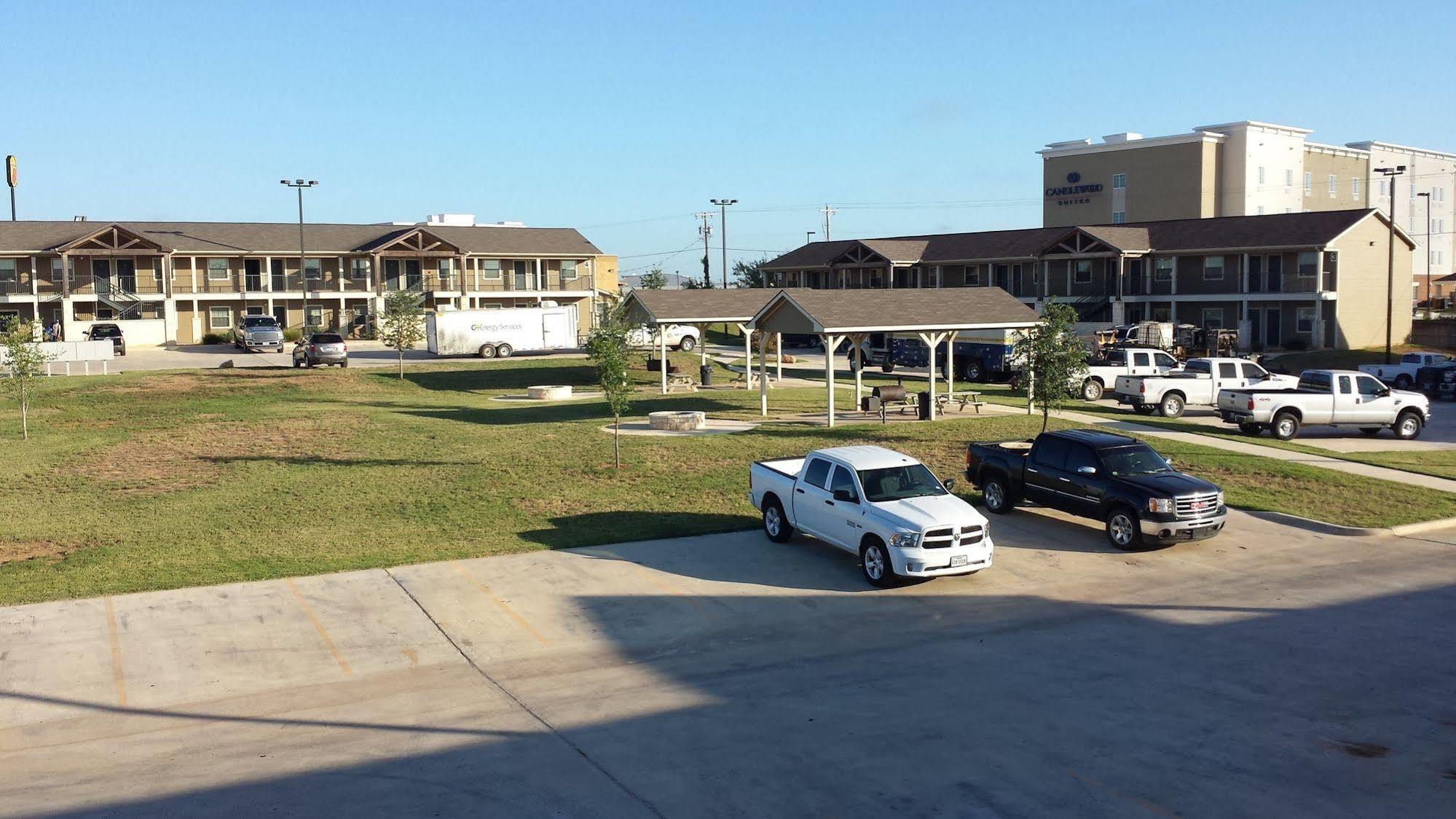 Eagle'S Den Suites Cotulla A Travelodge By Wyndham Exteriér fotografie